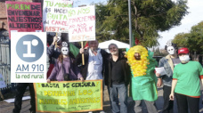 Debate entre Los Profesionales del Agro y ambientalistas que protestaron en la puerta de ingreso del Congreso Aapresid